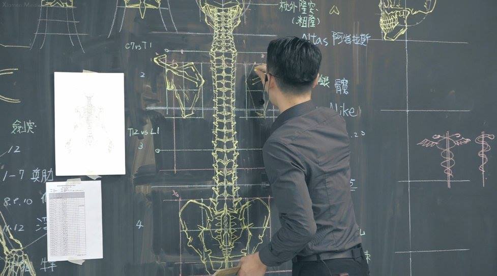 紅到日本去!台灣帥老師「手繪人體構造圖」教學 超狂成品「逼真到像3D」網看傻:醫學課還美術課?