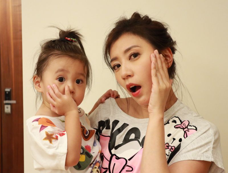 賈靜雯「拋下修杰楷」開車載三女兒！遭入戲影迷謾罵「大女兒出面力挺」：媽媽很好