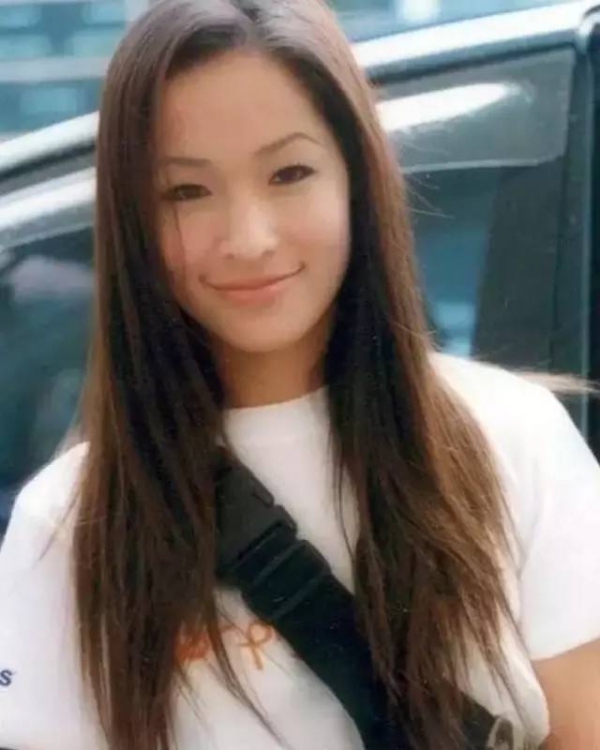 蕭亞軒開直播「大力捏鼻子」證明自己沒整形　沒想到用力一掐後...網全傻眼：不敢看了！