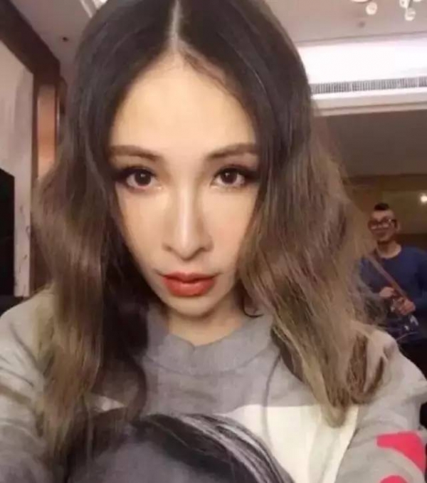 蕭亞軒開直播「大力捏鼻子」證明自己沒整形　沒想到用力一掐後...網全傻眼：不敢看了！