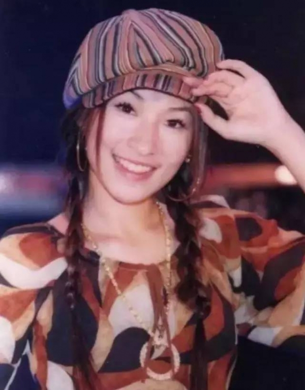 蕭亞軒開直播「大力捏鼻子」證明自己沒整形　沒想到用力一掐後...網全傻眼：不敢看了！