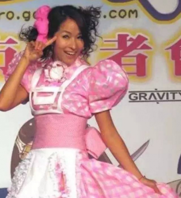 蕭亞軒開直播「大力捏鼻子」證明自己沒整形　沒想到用力一掐後...網全傻眼：不敢看了！