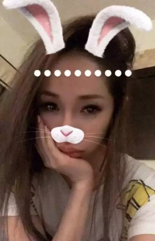 蕭亞軒開直播「大力捏鼻子」證明自己沒整形　沒想到用力一掐後...網全傻眼：不敢看了！