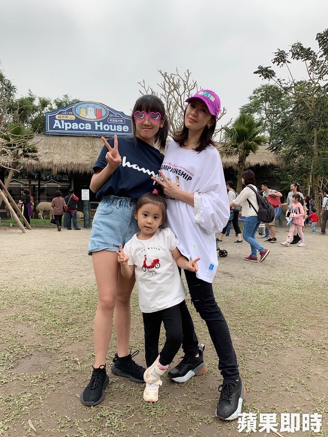 賈靜雯「拋下修杰楷」開車載三女兒！遭入戲影迷謾罵「大女兒出面力挺」：媽媽很好