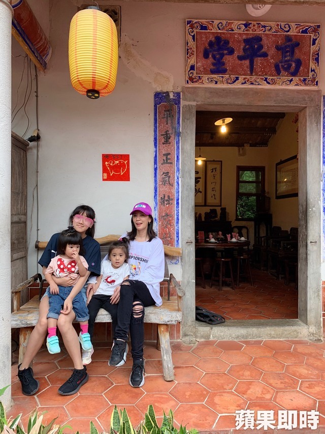 賈靜雯「拋下修杰楷」開車載三女兒！遭入戲影迷謾罵「大女兒出面力挺」：媽媽很好