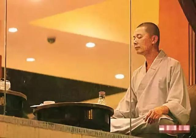 經典「林平之」何寶生「撇百億身家」皈依佛門！10多年後容貌依舊令人感概：紅塵囂囂一笑置之