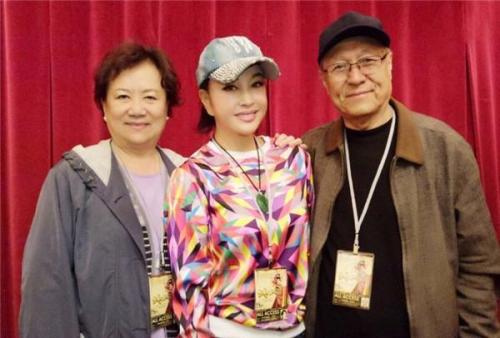 《還珠格格》老佛爺「藏了52年老公」身分大有來頭　和「晴兒淚擁重聚」同框照超經典