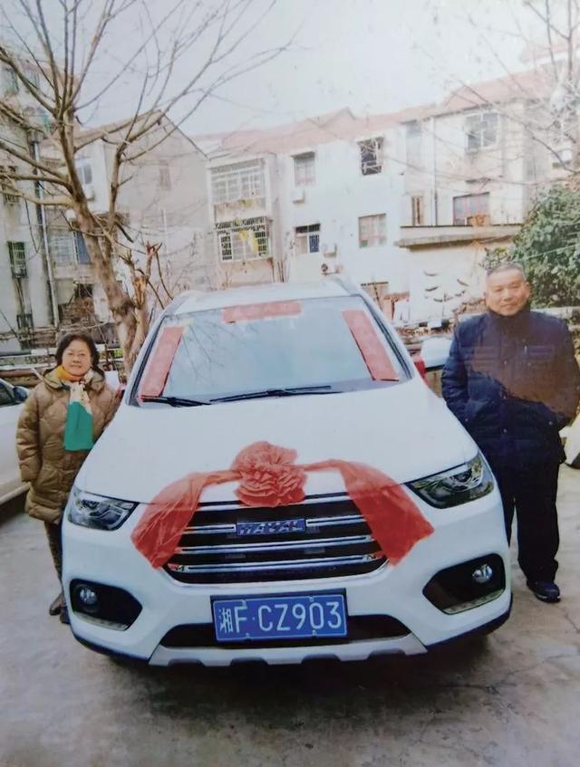 65歲才考駕照！「80歲退休夫妻」自駕旅遊橫跨4000多公里：活成最年輕樣貌