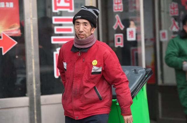 清潔工「每天一碗麵吃30年」！  月收9000「超支助37貧兒讀書」寧賣房改租屋　貧窮更懂付出：真正的富有