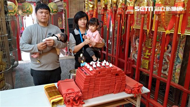 媽祖慈悲！被醫生診斷「很難生出來」求神明幫忙　娘娘賜福「突然飛出幼鳥」讓他落淚還願