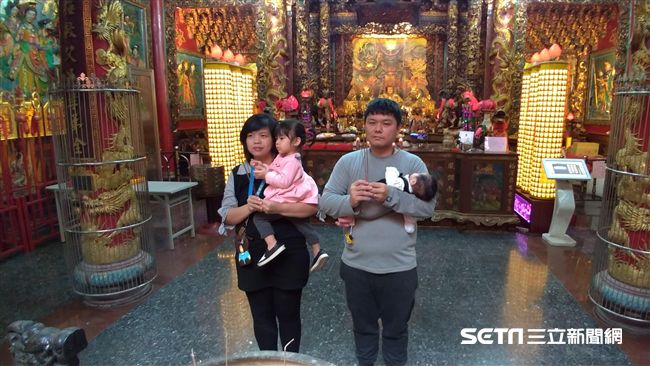 媽祖慈悲！被醫生診斷「很難生出來」求神明幫忙　娘娘賜福「突然飛出幼鳥」讓他落淚還願