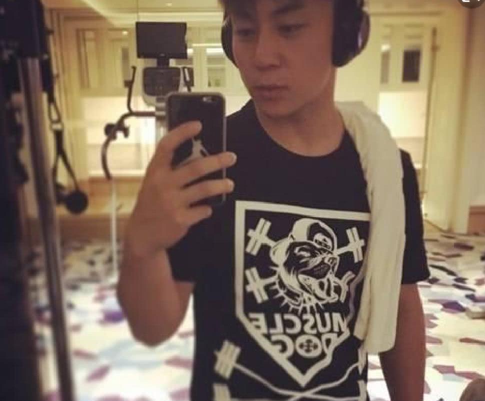 為什麼釋小龍多年不拍戲，卻有花不完的錢？網友：你也不看看他爸是誰