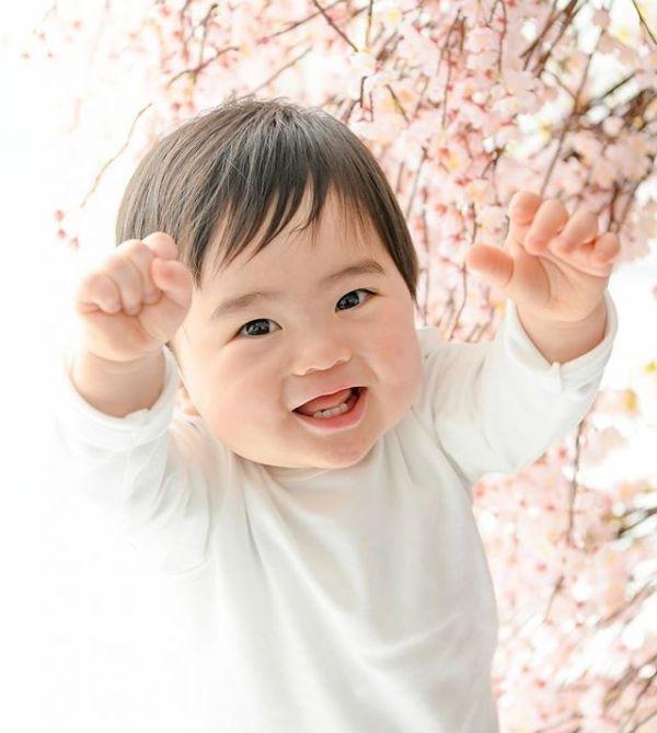 日本媽媽出賣「呆萌兒子日常蠢照」爆紅　媽媽一離開「影帝級超Q表情」網融化：根本行走表情包❤