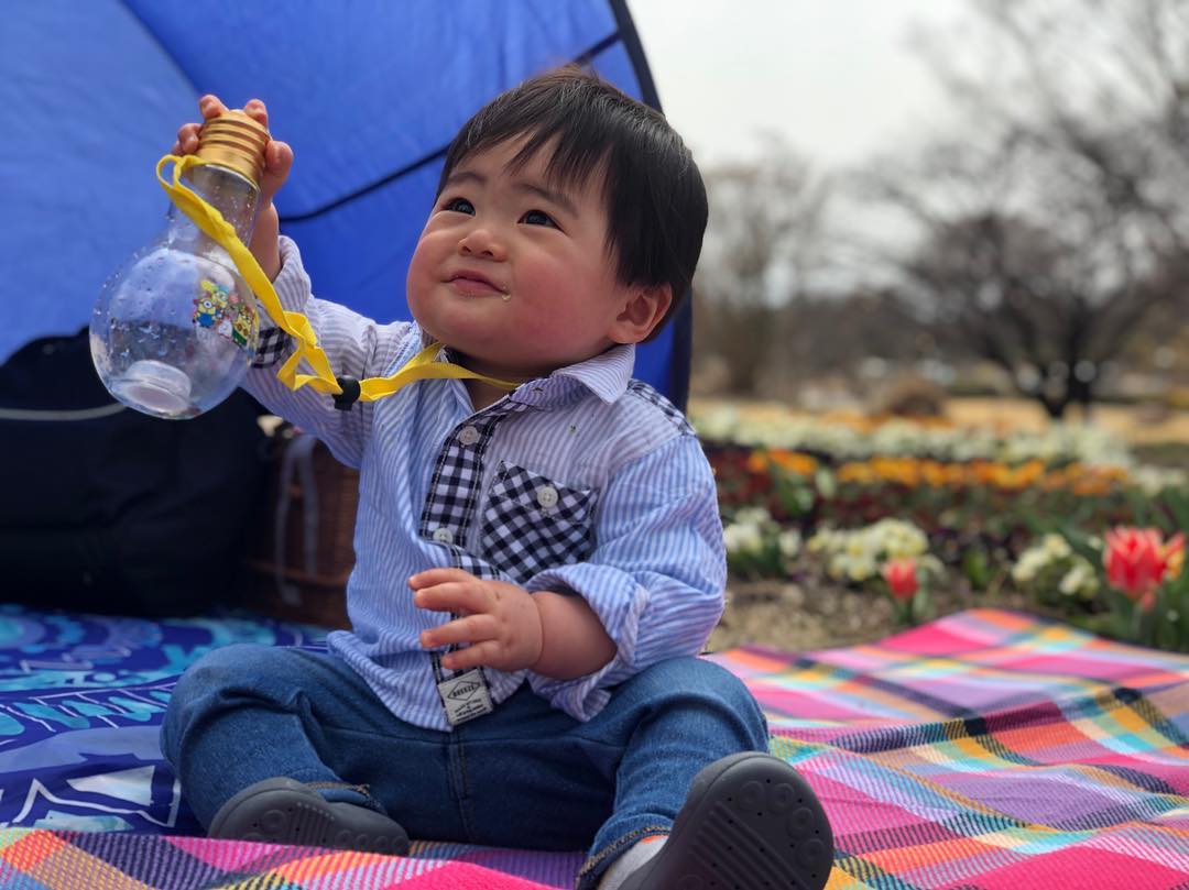 日本媽媽出賣「呆萌兒子日常蠢照」爆紅　媽媽一離開「影帝級超Q表情」網融化：根本行走表情包❤