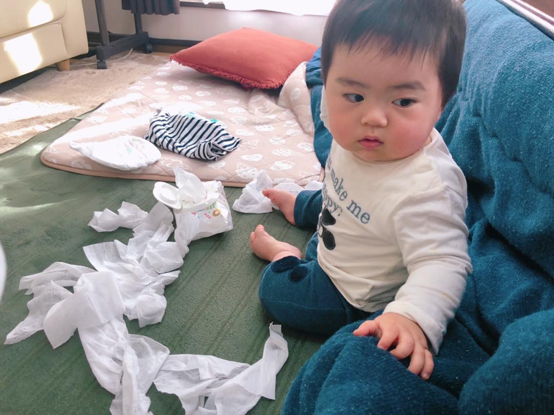 日本媽媽出賣「呆萌兒子日常蠢照」爆紅　媽媽一離開「影帝級超Q表情」網融化：根本行走表情包❤