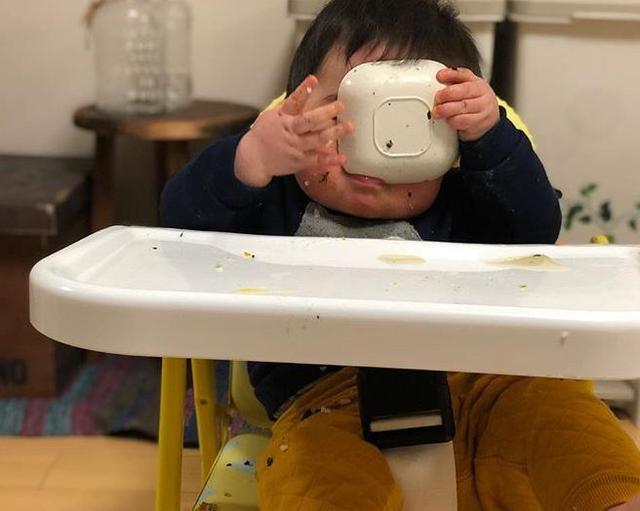 日本媽媽出賣「呆萌兒子日常蠢照」爆紅　媽媽一離開「影帝級超Q表情」網融化：根本行走表情包❤
