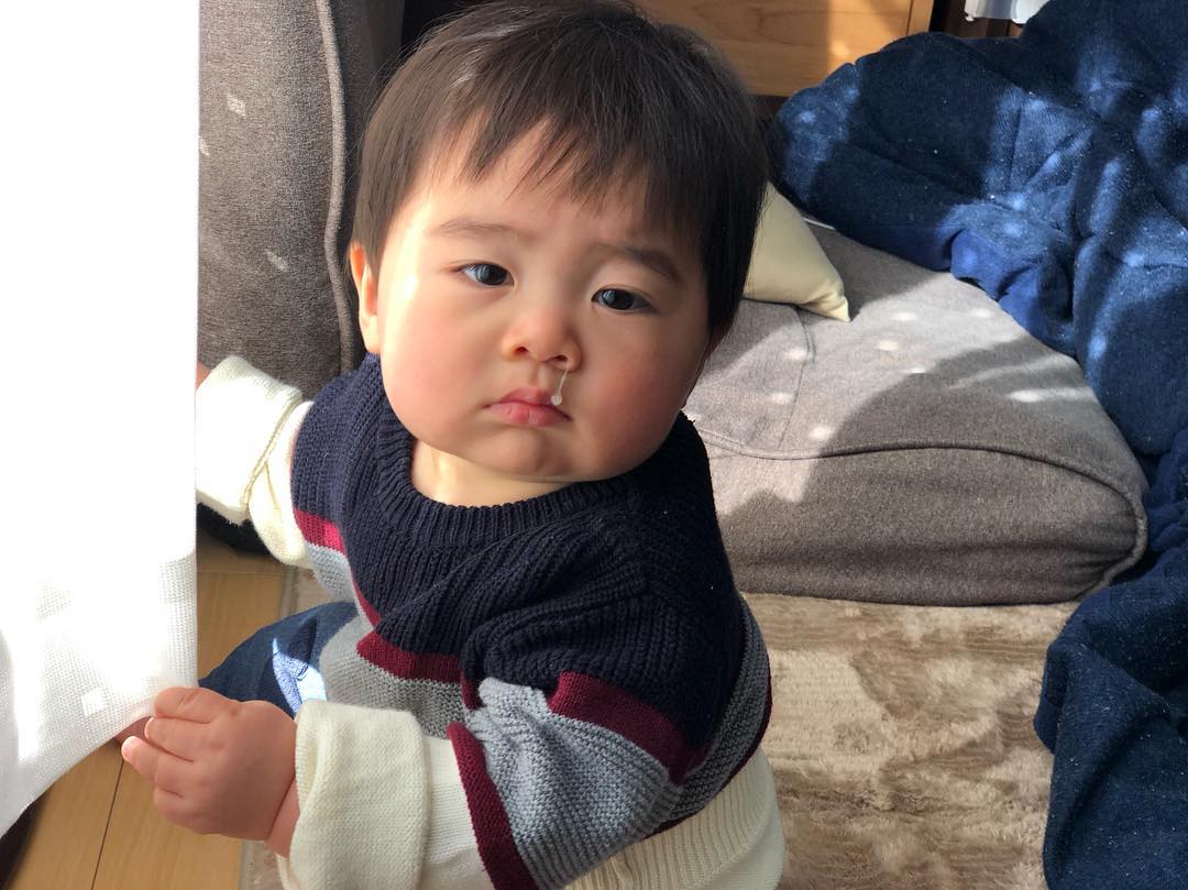 日本媽媽出賣「呆萌兒子日常蠢照」爆紅　媽媽一離開「影帝級超Q表情」網融化：根本行走表情包❤