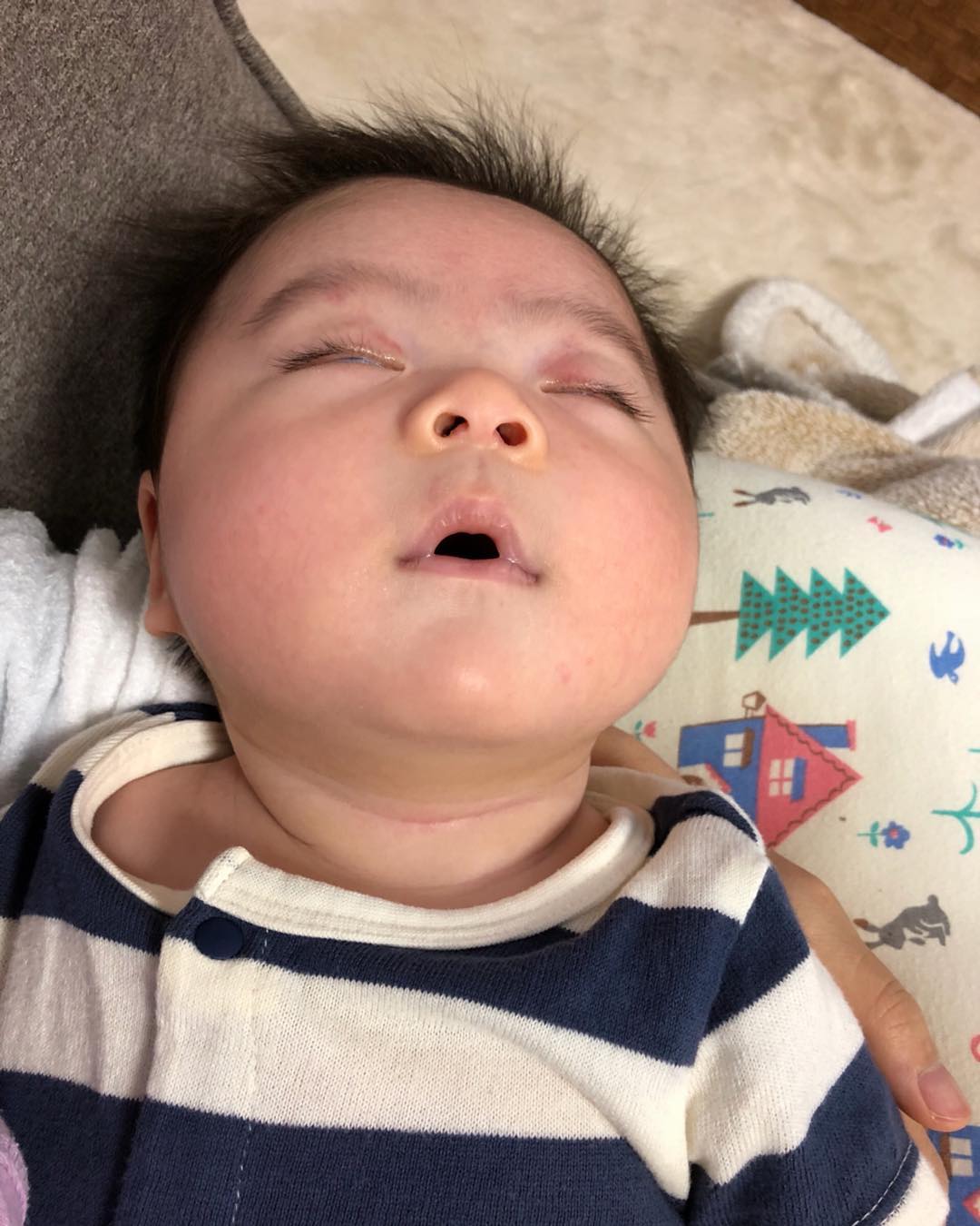 日本媽媽出賣「呆萌兒子日常蠢照」爆紅　媽媽一離開「影帝級超Q表情」網融化：根本行走表情包❤