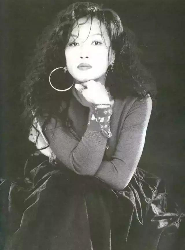 樂壇天籟「為愛淡出成全職太太」2次婚姻失敗收場 皈依佛門「失聯愛女10年」61歲霸氣復出