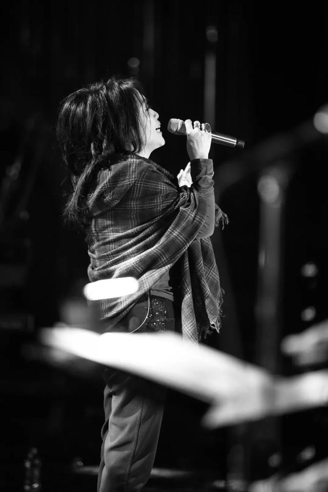 樂壇天籟「為愛淡出成全職太太」2次婚姻失敗收場 皈依佛門「失聯愛女10年」61歲霸氣復出