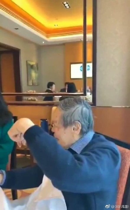 忘年戀不被看好！「娶小54歲老婆」無畏流言　緊牽16年「走後願妻能再嫁」：是真愛