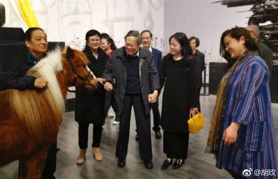 忘年戀不被看好！「娶小54歲老婆」無畏流言　緊牽16年「走後願妻能再嫁」：是真愛