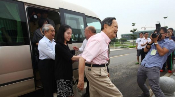 忘年戀不被看好！「娶小54歲老婆」無畏流言　緊牽16年「走後願妻能再嫁」：是真愛