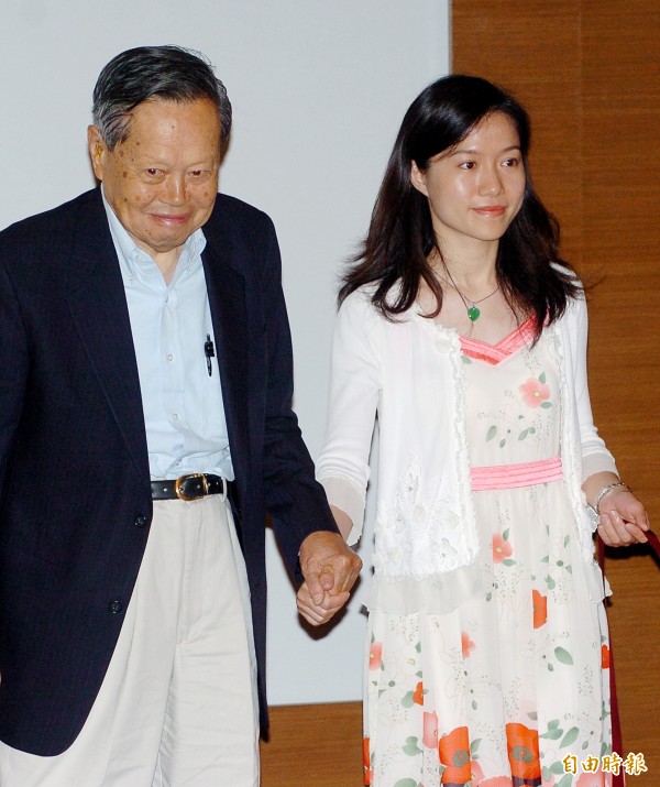 忘年戀不被看好！「娶小54歲老婆」無畏流言　緊牽16年「走後願妻能再嫁」：是真愛