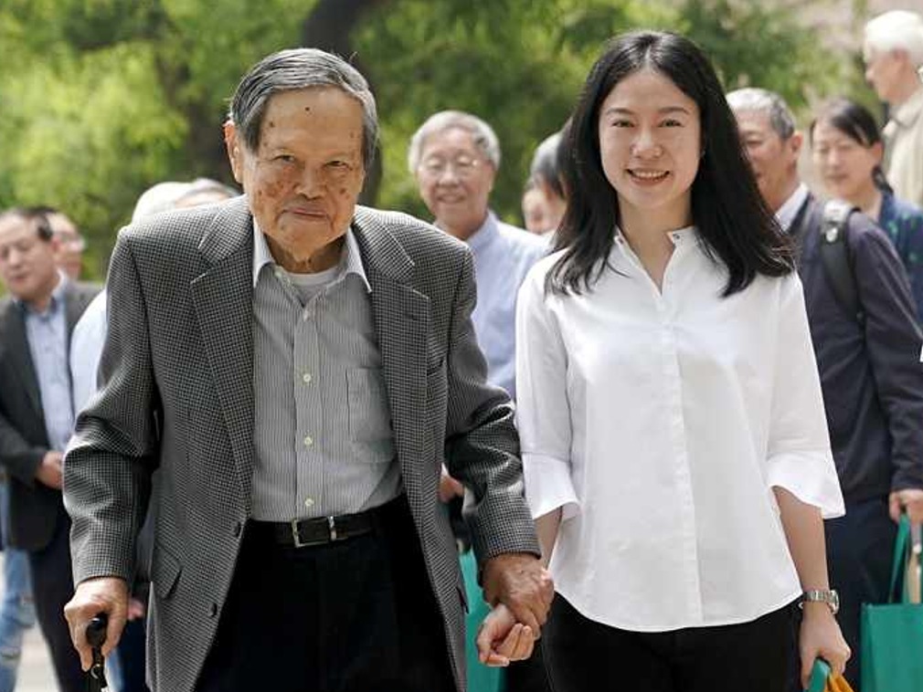 忘年戀不被看好！「娶小54歲老婆」無畏流言　緊牽16年「走後願妻能再嫁」：是真愛