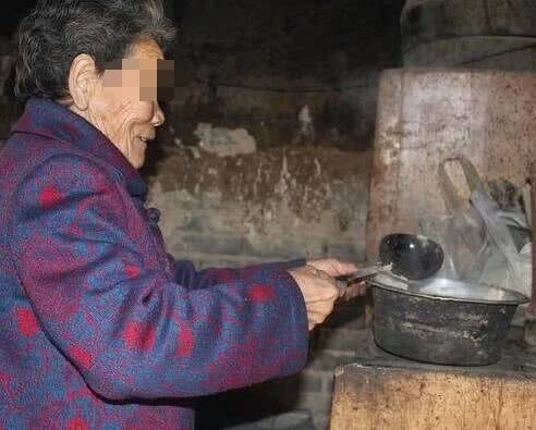 父親扮乞丐回老家，五個子女僅一人去接，當晚父親走了，沒接的傻了！