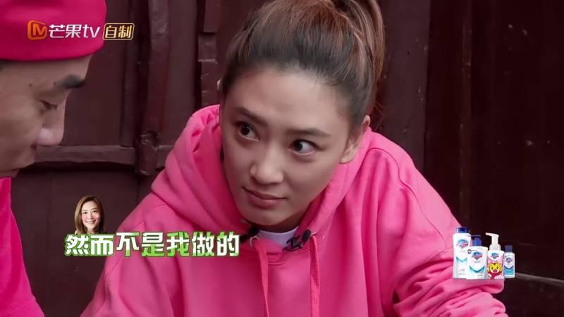 應采兒只是換了一個髮型，至少減齡13歲！陳小春都不好意思帶出去