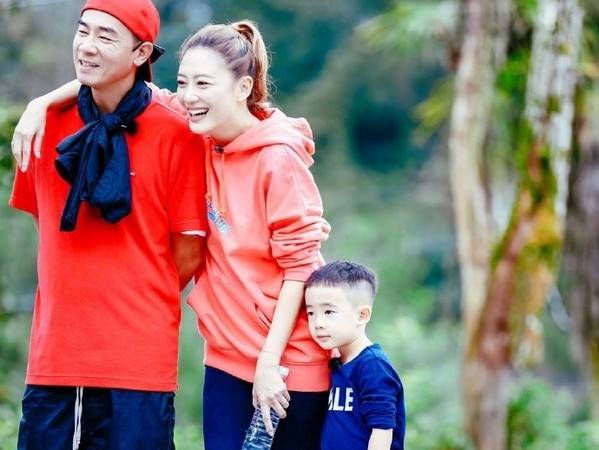 應采兒只是換了一個髮型，至少減齡13歲！陳小春都不好意思帶出去