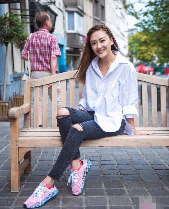 應采兒只是換了一個髮型，至少減齡13歲！陳小春都不好意思帶出去