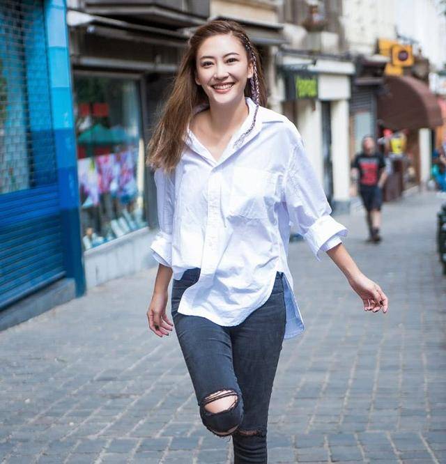 應采兒只是換了一個髮型，至少減齡13歲！陳小春都不好意思帶出去