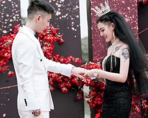 還記得她嗎？當初「穿黑婚紗爆紅」不怕被長輩講話　結婚一年後「褪去濃厚彩妝」素顏也美到翻