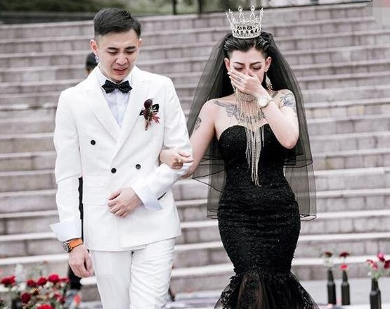 還記得她嗎？當初「穿黑婚紗爆紅」不怕被長輩講話　結婚一年後「褪去濃厚彩妝」素顏也美到翻