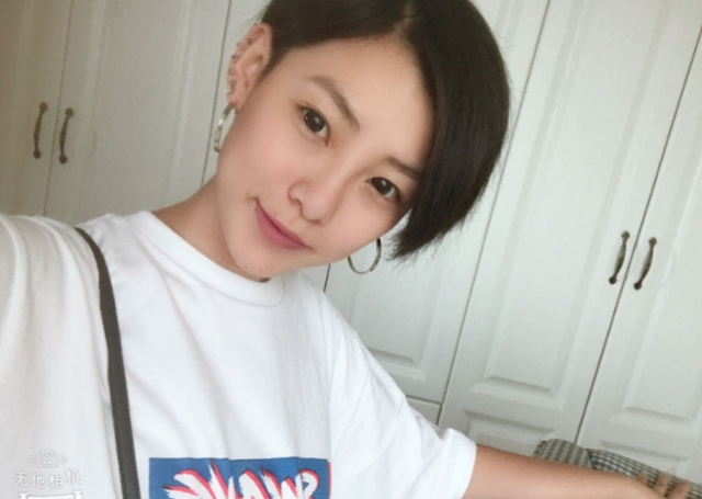 還記得她嗎？當初「穿黑婚紗爆紅」不怕被長輩講話　結婚一年後「褪去濃厚彩妝」素顏也美到翻