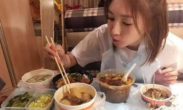 明星「片場吃飯照」曝光，胡歌、劉德華和彭于晏的差別一眼就看出來！難怪劉德華能火那麼久