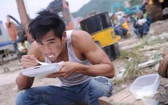 明星「片場吃飯照」曝光，胡歌、劉德華和彭于晏的差別一眼就看出來！難怪劉德華能火那麼久