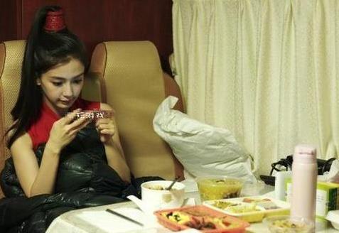 明星「片場吃飯照」曝光，胡歌、劉德華和彭于晏的差別一眼就看出來！難怪劉德華能火那麼久