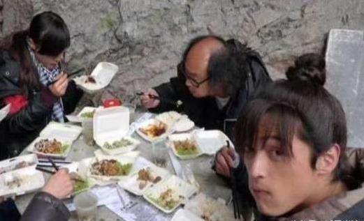 明星「片場吃飯照」曝光，胡歌、劉德華和彭于晏的差別一眼就看出來！難怪劉德華能火那麼久