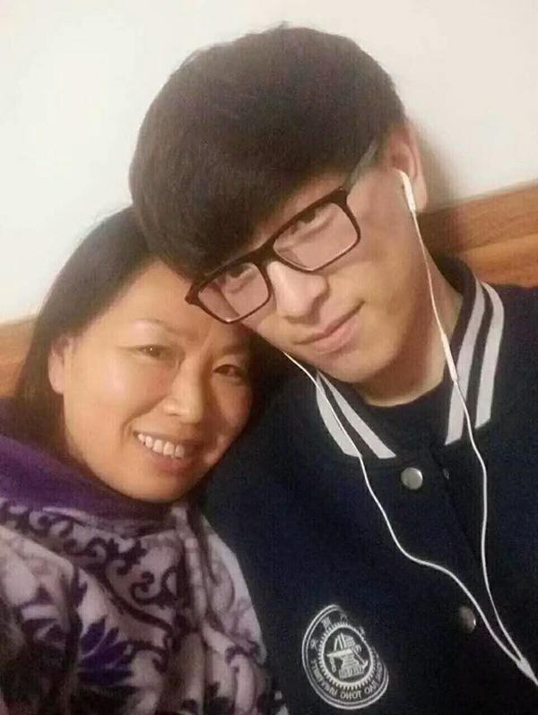 逆襲的人生！49歲宿舍阿姨「和兒子一起考上研究所」　曝光丈夫背景更驚人：一家都學霸