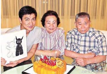 身價百億！劉德華父母「穿著簡陋樸素」連布鞋都不到100元　盡孝道「和爸媽當鄰居」隨時提醒自己：做人不忘本
