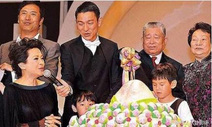 身價百億！劉德華父母「穿著簡陋樸素」連布鞋都不到100元　盡孝道「和爸媽當鄰居」隨時提醒自己：做人不忘本