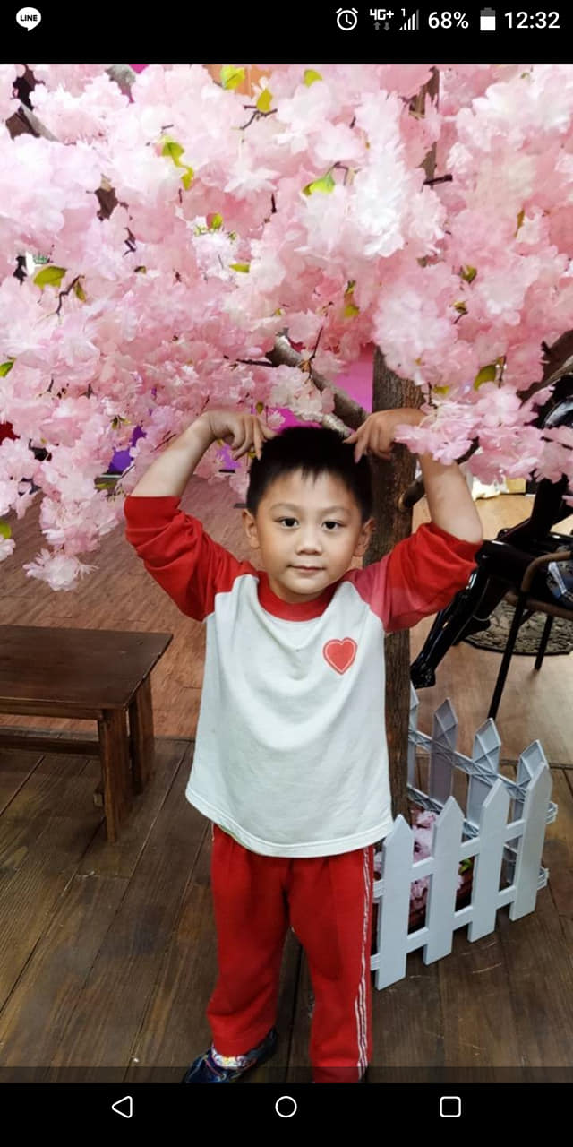 上面有鼻屎欸！迷糊爸「替兒子辦健保卡」照片讓老婆傻眼　網友另曬「兒子雞爪髮型照」安慰：你不孤單