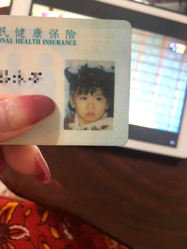上面有鼻屎欸！迷糊爸「替兒子辦健保卡」照片讓老婆傻眼　網友另曬「兒子雞爪髮型照」安慰：你不孤單