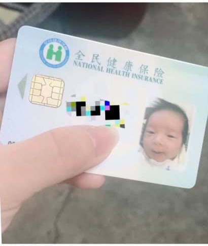 上面有鼻屎欸！迷糊爸「替兒子辦健保卡」照片讓老婆傻眼　網友另曬「兒子雞爪髮型照」安慰：你不孤單