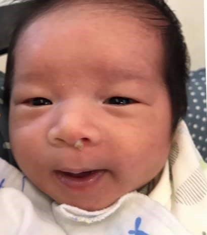 上面有鼻屎欸！迷糊爸「替兒子辦健保卡」照片讓老婆傻眼　網友另曬「兒子雞爪髮型照」安慰：你不孤單