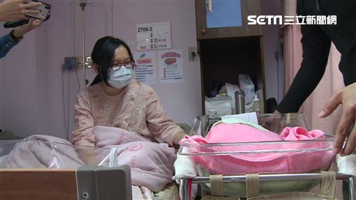 謝謝來當我的孩子！南投人妻「大學戀上黑手」8年連生5胎　「兒女圍繞撒嬌」：月薪3萬也很幸福
