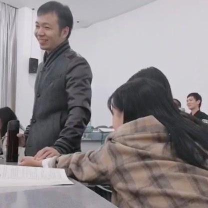 中醫課上，老師面帶微笑為一女學生「把脈」，隨後笑容卻逐漸消失